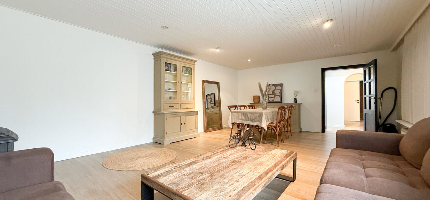 Bij ImmoFusion 7/7 “open huis” : klik op onze 3D-TOUR.
Ervaar vastgoed alsof je er zelf doorloopt!
Welkom in deze uitzonderlijk ruime open bebouwing gelegen in een rustige straat te Heusden-Zolder, waar u geniet van volledige privacy en toch overal