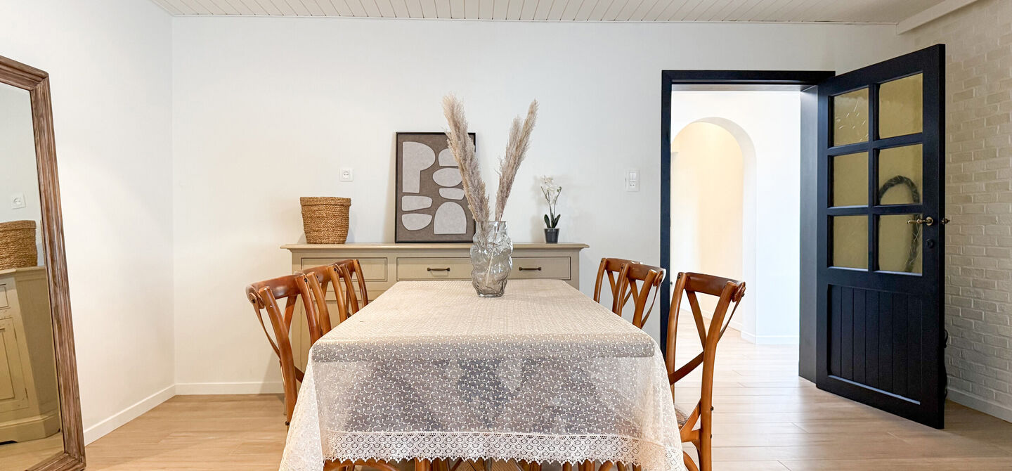Bij ImmoFusion 7/7 “open huis” : klik op onze 3D-TOUR.
Ervaar vastgoed alsof je er zelf doorloopt!
Welkom in deze uitzonderlijk ruime open bebouwing gelegen in een rustige straat te Heusden-Zolder, waar u geniet van volledige privacy en toch overal
