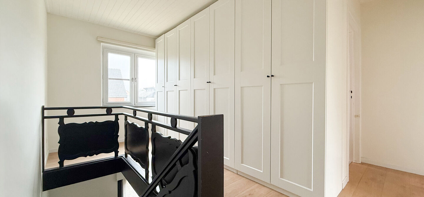 Bij ImmoFusion 7/7 “open huis” : klik op onze 3D-TOUR.
Ervaar vastgoed alsof je er zelf doorloopt!
Welkom in deze uitzonderlijk ruime open bebouwing gelegen in een rustige straat te Heusden-Zolder, waar u geniet van volledige privacy en toch overal