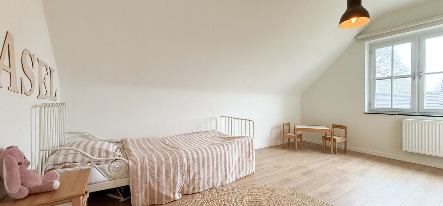Bij ImmoFusion 7/7 “open huis” : klik op onze 3D-TOUR.
Ervaar vastgoed alsof je er zelf doorloopt!
Welkom in deze uitzonderlijk ruime open bebouwing gelegen in een rustige straat te Heusden-Zolder, waar u geniet van volledige privacy en toch overal
