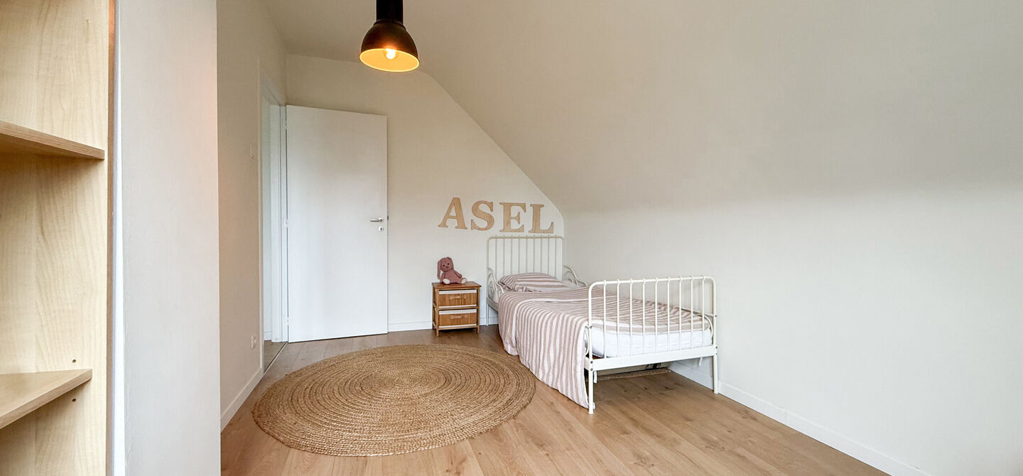 Bij ImmoFusion 7/7 “open huis” : klik op onze 3D-TOUR.
Ervaar vastgoed alsof je er zelf doorloopt!
Welkom in deze uitzonderlijk ruime open bebouwing gelegen in een rustige straat te Heusden-Zolder, waar u geniet van volledige privacy en toch overal