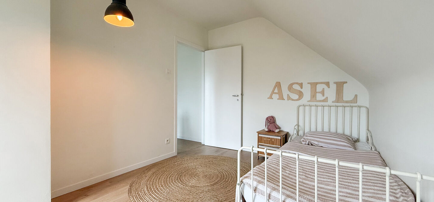 Bij ImmoFusion 7/7 “open huis” : klik op onze 3D-TOUR.
Ervaar vastgoed alsof je er zelf doorloopt!
Welkom in deze uitzonderlijk ruime open bebouwing gelegen in een rustige straat te Heusden-Zolder, waar u geniet van volledige privacy en toch overal