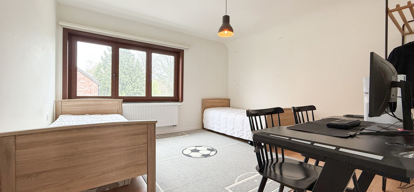 Bij ImmoFusion 7/7 “open huis” : klik op onze 3D-TOUR.
Ervaar vastgoed alsof je er zelf doorloopt!
Welkom in deze uitzonderlijk ruime open bebouwing gelegen in een rustige straat te Heusden-Zolder, waar u geniet van volledige privacy en toch overal