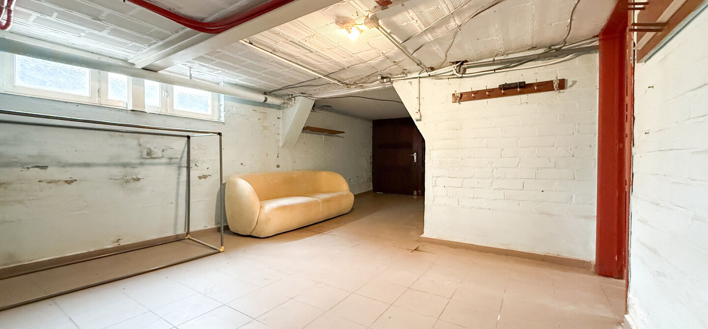 Bij ImmoFusion 7/7 “open huis” : klik op onze 3D-TOUR.
Ervaar vastgoed alsof je er zelf doorloopt!
Welkom in deze uitzonderlijk ruime open bebouwing gelegen in een rustige straat te Heusden-Zolder, waar u geniet van volledige privacy en toch overal