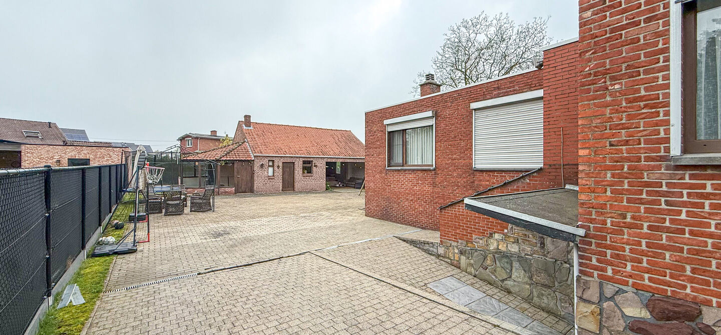 Bij ImmoFusion 7/7 “open huis” : klik op onze 3D-TOUR.
Ervaar vastgoed alsof je er zelf doorloopt!
Welkom in deze uitzonderlijk ruime open bebouwing gelegen in een rustige straat te Heusden-Zolder, waar u geniet van volledige privacy en toch overal