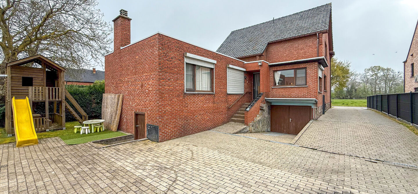 Bij ImmoFusion 7/7 “open huis” : klik op onze 3D-TOUR.
Ervaar vastgoed alsof je er zelf doorloopt!
Welkom in deze uitzonderlijk ruime open bebouwing gelegen in een rustige straat te Heusden-Zolder, waar u geniet van volledige privacy en toch overal