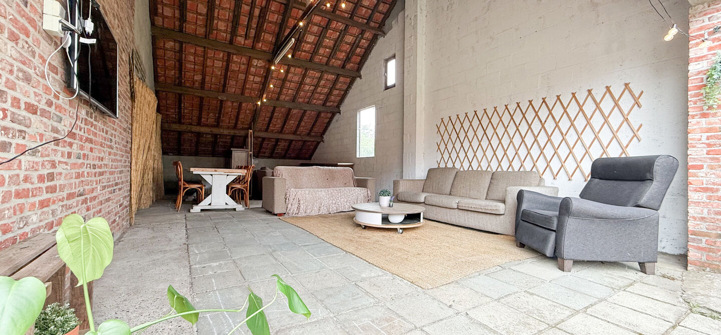 Bij ImmoFusion 7/7 “open huis” : klik op onze 3D-TOUR.
Ervaar vastgoed alsof je er zelf doorloopt!
Welkom in deze uitzonderlijk ruime open bebouwing gelegen in een rustige straat te Heusden-Zolder, waar u geniet van volledige privacy en toch overal