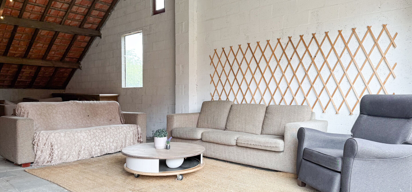 Bij ImmoFusion 7/7 “open huis” : klik op onze 3D-TOUR.
Ervaar vastgoed alsof je er zelf doorloopt!
Welkom in deze uitzonderlijk ruime open bebouwing gelegen in een rustige straat te Heusden-Zolder, waar u geniet van volledige privacy en toch overal