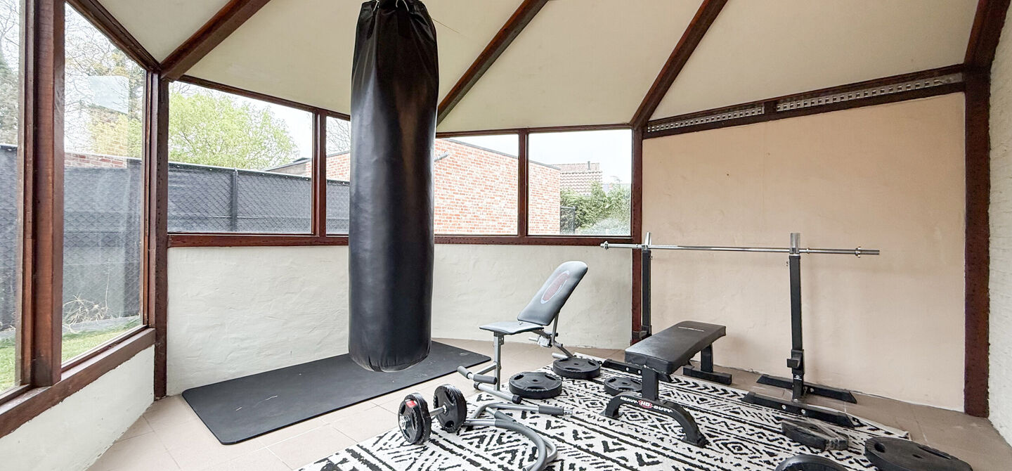 Bij ImmoFusion 7/7 “open huis” : klik op onze 3D-TOUR.
Ervaar vastgoed alsof je er zelf doorloopt!
Welkom in deze uitzonderlijk ruime open bebouwing gelegen in een rustige straat te Heusden-Zolder, waar u geniet van volledige privacy en toch overal