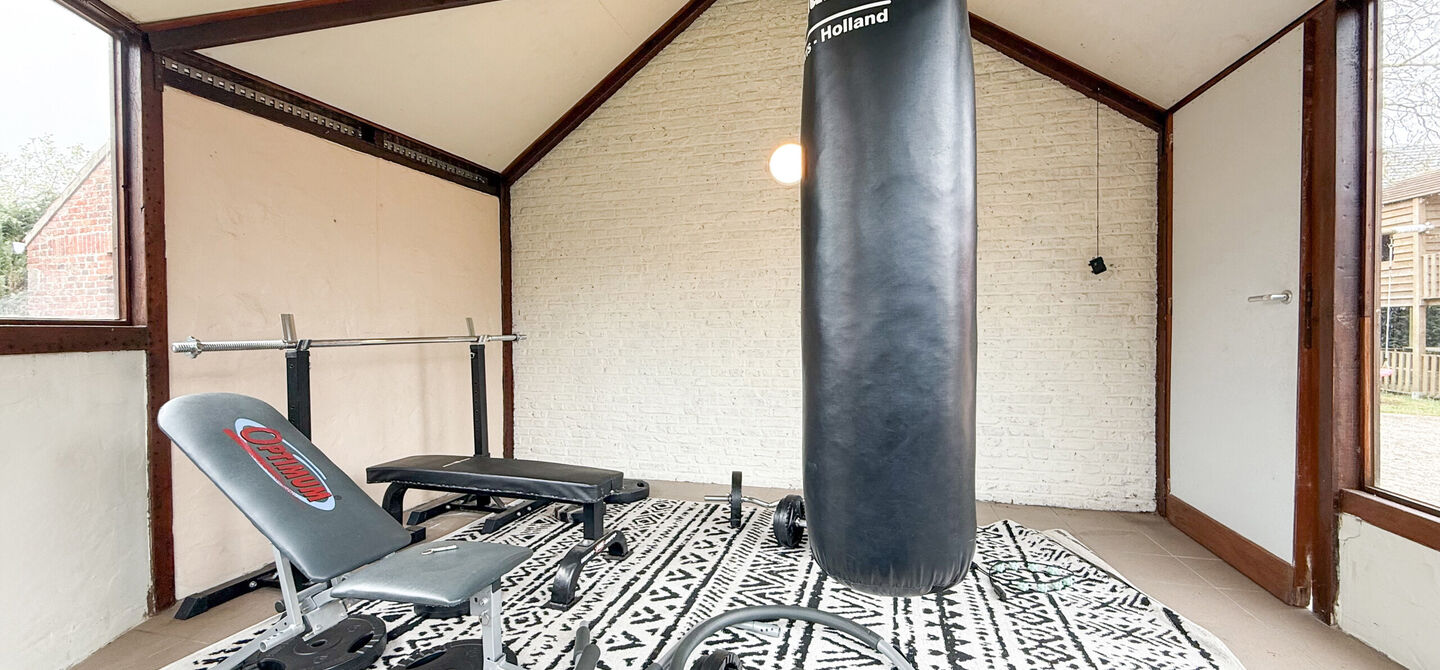 Bij ImmoFusion 7/7 “open huis” : klik op onze 3D-TOUR.
Ervaar vastgoed alsof je er zelf doorloopt!
Welkom in deze uitzonderlijk ruime open bebouwing gelegen in een rustige straat te Heusden-Zolder, waar u geniet van volledige privacy en toch overal