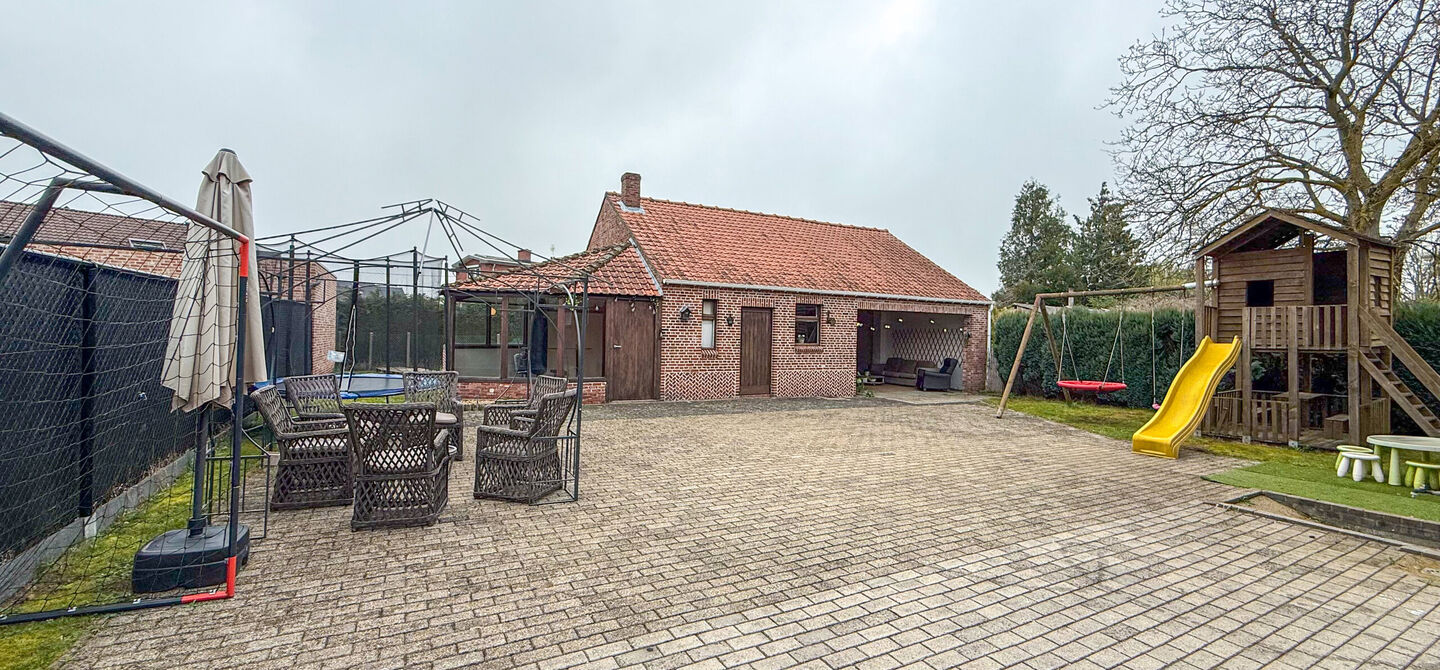 Bij ImmoFusion 7/7 “open huis” : klik op onze 3D-TOUR.
Ervaar vastgoed alsof je er zelf doorloopt!
Welkom in deze uitzonderlijk ruime open bebouwing gelegen in een rustige straat te Heusden-Zolder, waar u geniet van volledige privacy en toch overal