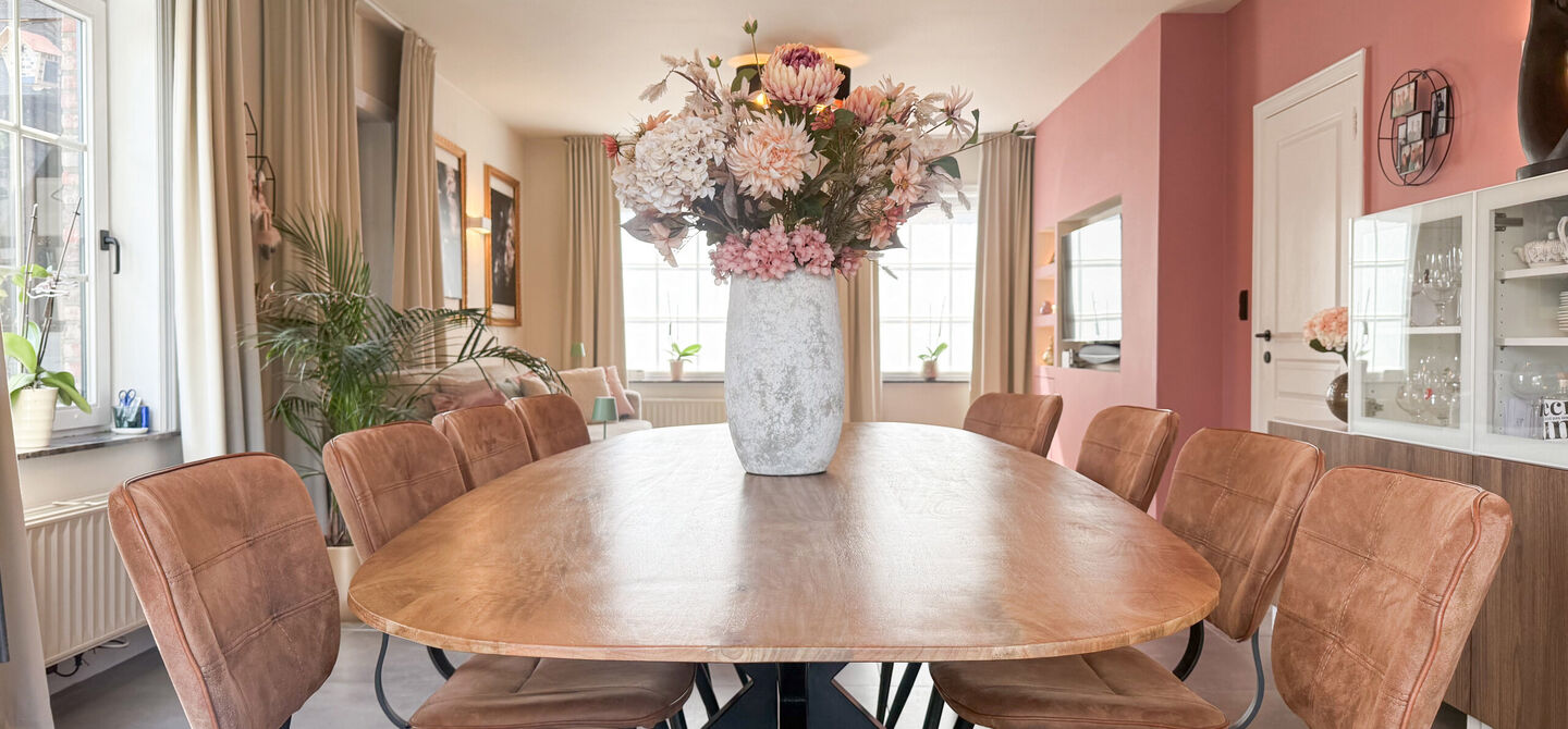 Kom deze prachtige woning vrijblijvend ontdekken tijdens onze opendeurdag.
Zaterdag 5 september van 10u tot 12u.
Deze ruime woning werd volledig opgefrist in 2025 en biedt een aangename combinatie van comfort, ruimte en functionaliteit. De woning beschik