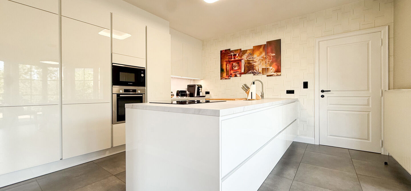 Kom deze prachtige woning vrijblijvend ontdekken tijdens onze opendeurdag.
Zaterdag 5 september van 10u tot 12u.
Deze ruime woning werd volledig opgefrist in 2025 en biedt een aangename combinatie van comfort, ruimte en functionaliteit. De woning beschik