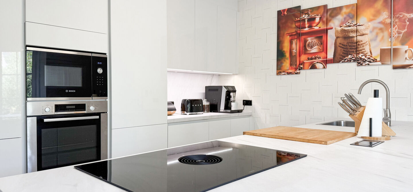 Kom deze prachtige woning vrijblijvend ontdekken tijdens onze opendeurdag.
Zaterdag 5 september van 10u tot 12u.
Deze ruime woning werd volledig opgefrist in 2025 en biedt een aangename combinatie van comfort, ruimte en functionaliteit. De woning beschik