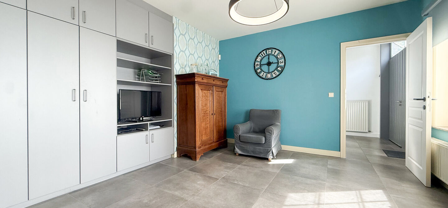 Kom deze prachtige woning vrijblijvend ontdekken tijdens onze opendeurdag.
Zaterdag 5 september van 10u tot 12u.
Deze ruime woning werd volledig opgefrist in 2025 en biedt een aangename combinatie van comfort, ruimte en functionaliteit. De woning beschik