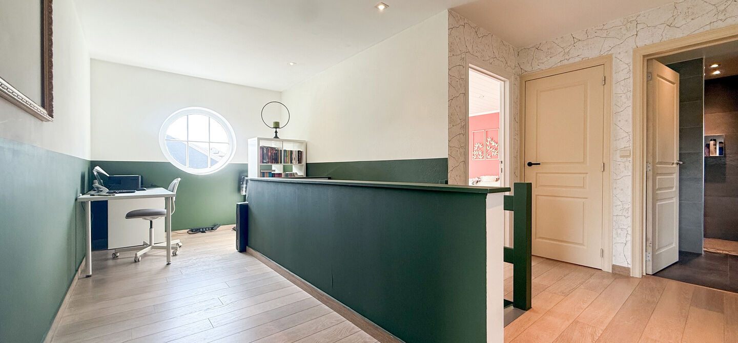 Kom deze prachtige woning vrijblijvend ontdekken tijdens onze opendeurdag.
Zaterdag 5 september van 10u tot 12u.
Deze ruime woning werd volledig opgefrist in 2025 en biedt een aangename combinatie van comfort, ruimte en functionaliteit. De woning beschik