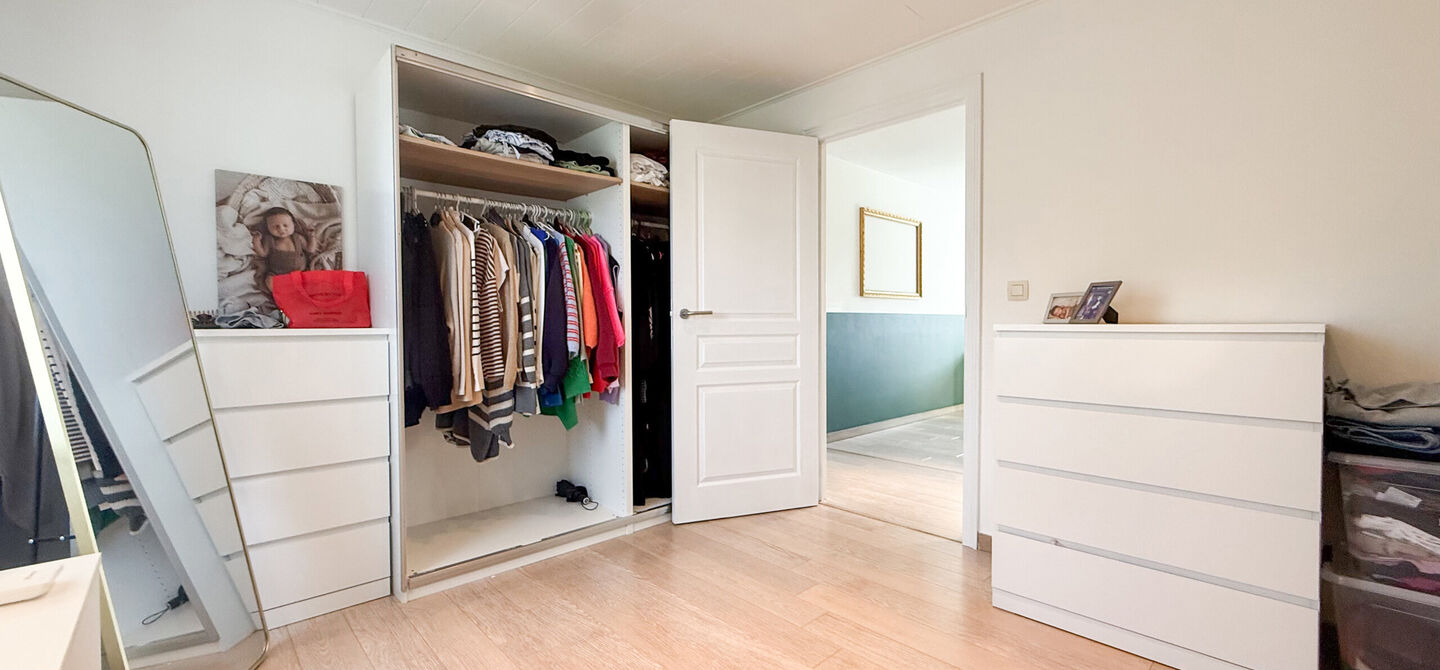Kom deze prachtige woning vrijblijvend ontdekken tijdens onze opendeurdag.
Zaterdag 5 september van 10u tot 12u.
Deze ruime woning werd volledig opgefrist in 2025 en biedt een aangename combinatie van comfort, ruimte en functionaliteit. De woning beschik