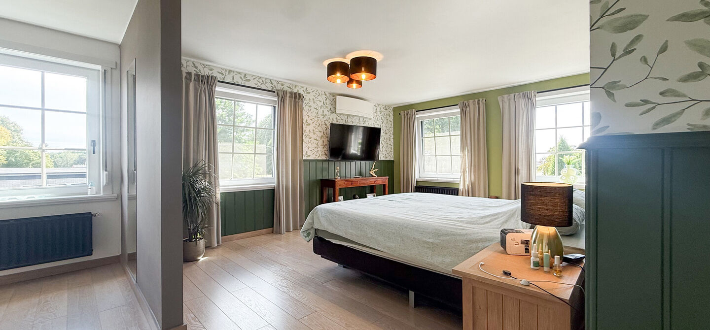 Kom deze prachtige woning vrijblijvend ontdekken tijdens onze opendeurdag.
Zaterdag 5 september van 10u tot 12u.
Deze ruime woning werd volledig opgefrist in 2025 en biedt een aangename combinatie van comfort, ruimte en functionaliteit. De woning beschik