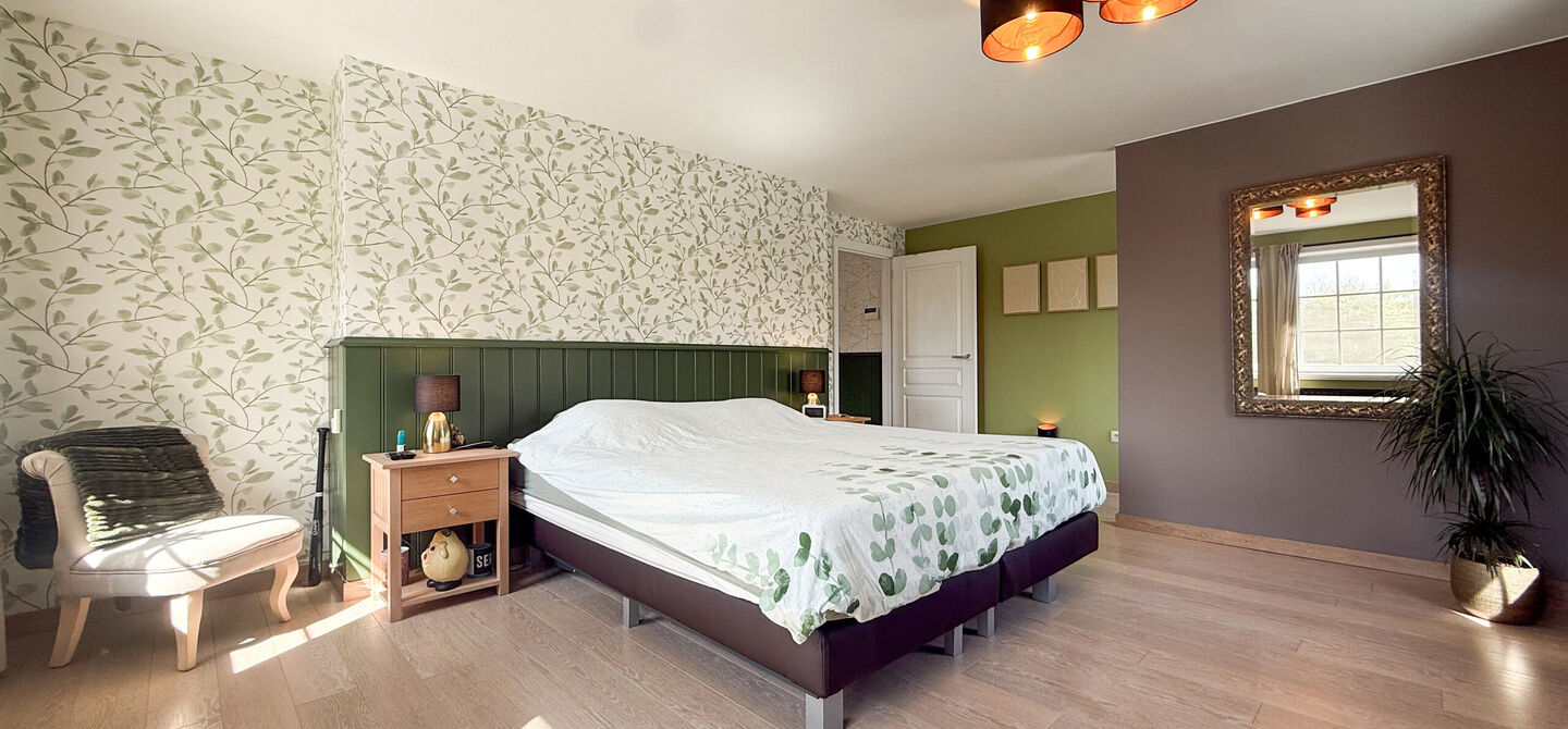 Kom deze prachtige woning vrijblijvend ontdekken tijdens onze opendeurdag.
Zaterdag 5 september van 10u tot 12u.
Deze ruime woning werd volledig opgefrist in 2025 en biedt een aangename combinatie van comfort, ruimte en functionaliteit. De woning beschik