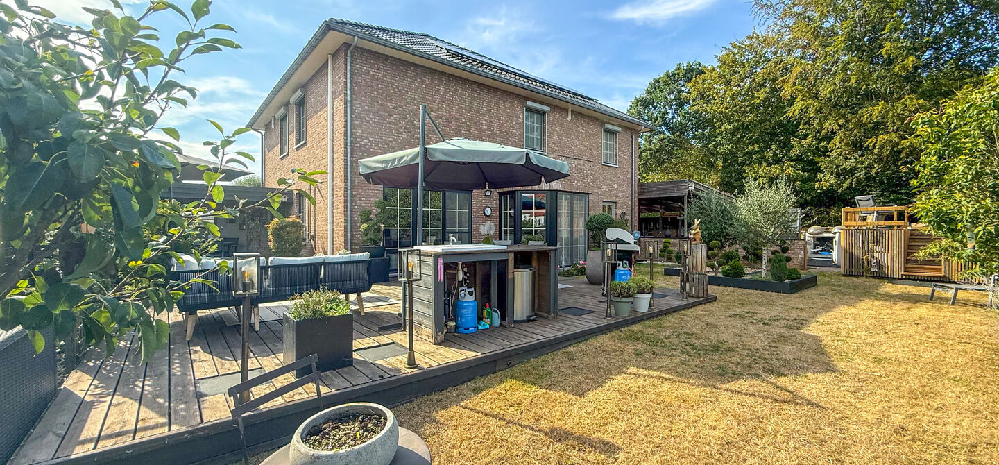 Kom deze prachtige woning vrijblijvend ontdekken tijdens onze opendeurdag.
Zaterdag 5 september van 10u tot 12u.
Deze ruime woning werd volledig opgefrist in 2025 en biedt een aangename combinatie van comfort, ruimte en functionaliteit. De woning beschik