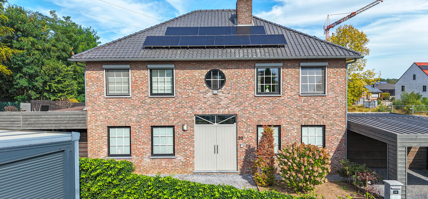 Kom deze prachtige woning vrijblijvend ontdekken tijdens onze opendeurdag.
Zaterdag 5 september van 10u tot 12u.
Deze ruime woning werd volledig opgefrist in 2025 en biedt een aangename combinatie van comfort, ruimte en functionaliteit. De woning beschik