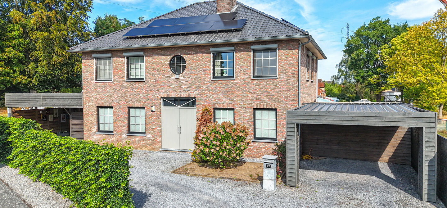 Opendeurdag op zondag 25 oktober van 10u tot 12u!
Iedereen welkom om vrijblijvend een kijkje te komen nemen. We verwelkomen jullie graag!
Deze ruime woning werd volledig opgefrist in 2025 en biedt een aangename combinatie van comfort, ruimte en function