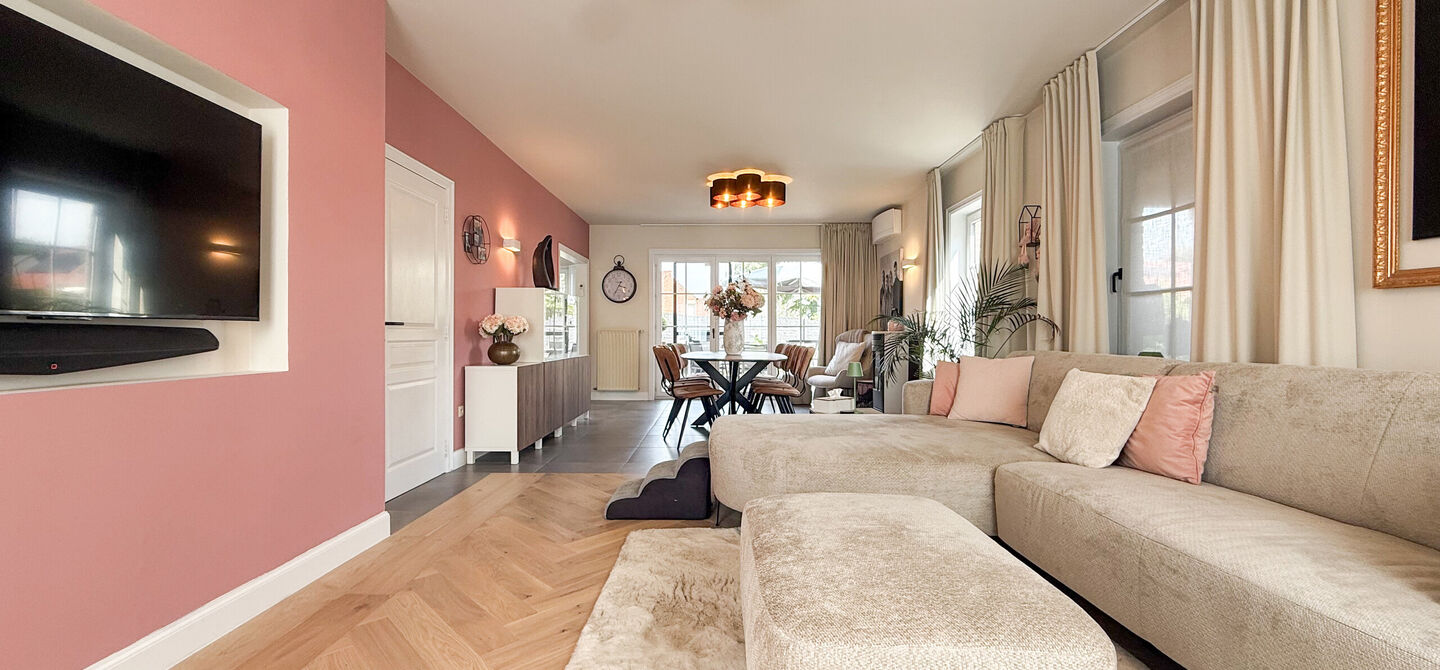 Opendeurdag op zondag 25 oktober van 10u tot 12u!
Iedereen welkom om vrijblijvend een kijkje te komen nemen. We verwelkomen jullie graag!
Deze ruime woning werd volledig opgefrist in 2025 en biedt een aangename combinatie van comfort, ruimte en function