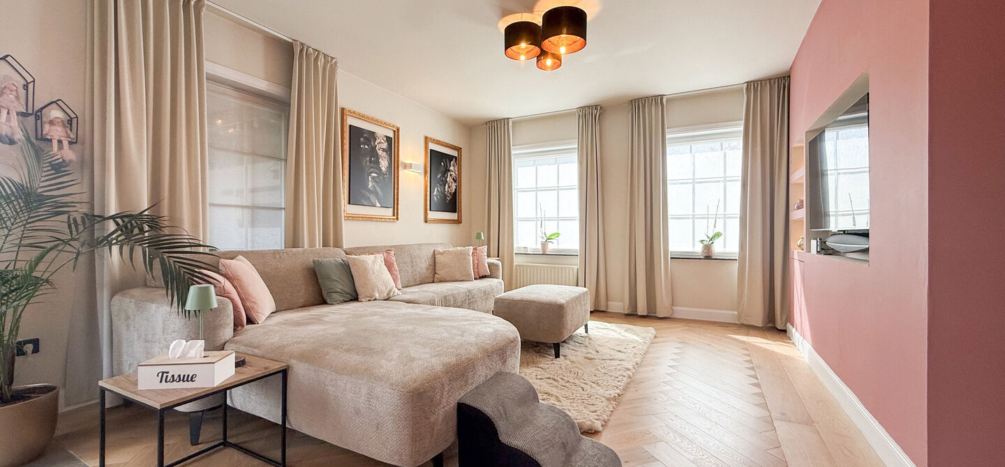 Opendeurdag op zondag 25 oktober van 10u tot 12u!
Iedereen welkom om vrijblijvend een kijkje te komen nemen. We verwelkomen jullie graag!
Deze ruime woning werd volledig opgefrist in 2025 en biedt een aangename combinatie van comfort, ruimte en function