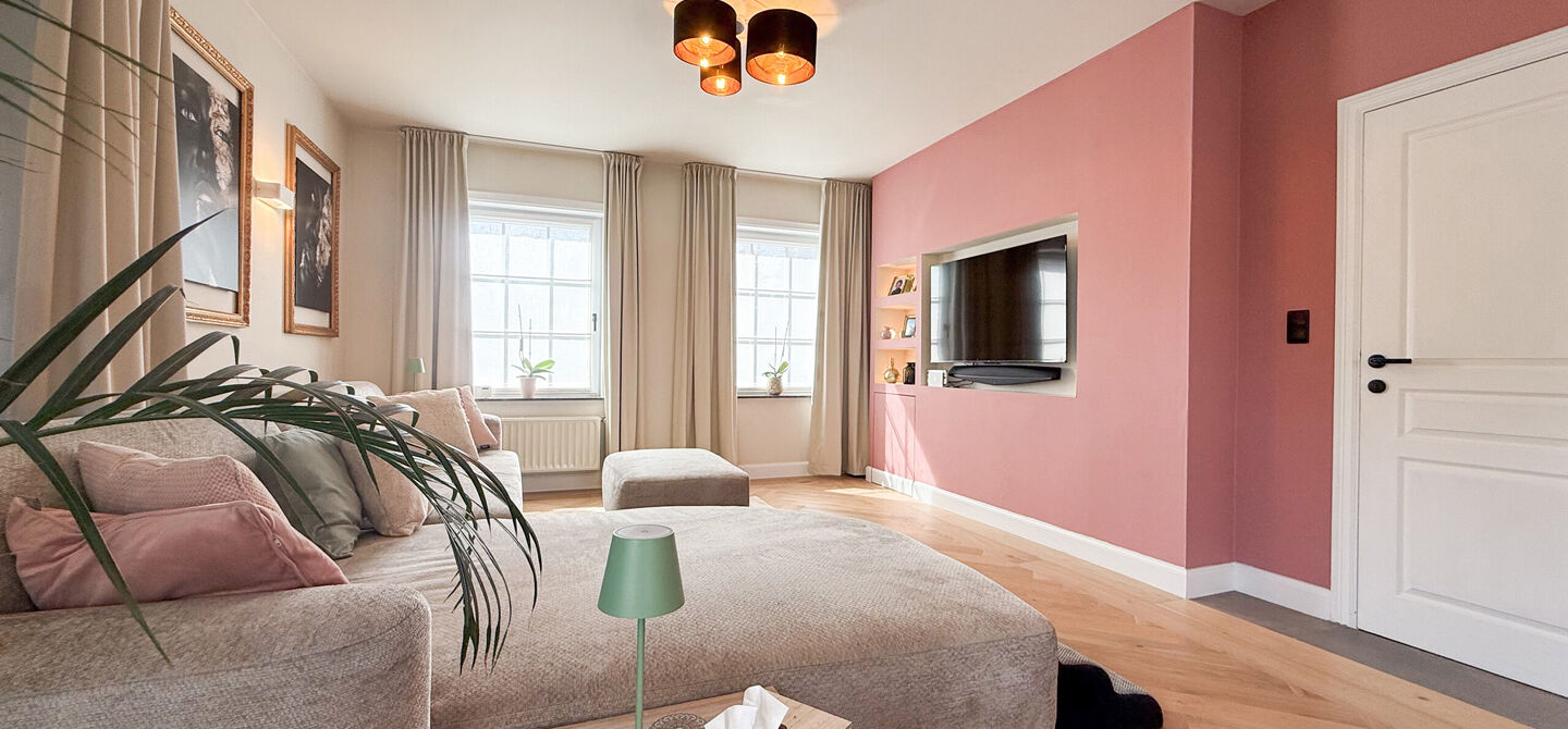 Opendeurdag op zondag 25 oktober van 10u tot 12u!
Iedereen welkom om vrijblijvend een kijkje te komen nemen. We verwelkomen jullie graag!
Deze ruime woning werd volledig opgefrist in 2025 en biedt een aangename combinatie van comfort, ruimte en function