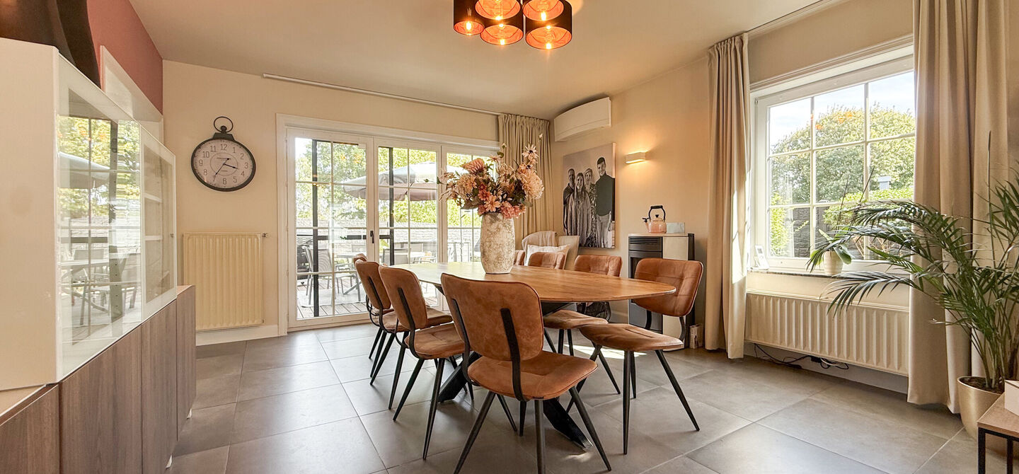 Opendeurdag op zondag 25 oktober van 10u tot 12u!
Iedereen welkom om vrijblijvend een kijkje te komen nemen. We verwelkomen jullie graag!
Deze ruime woning werd volledig opgefrist in 2025 en biedt een aangename combinatie van comfort, ruimte en function