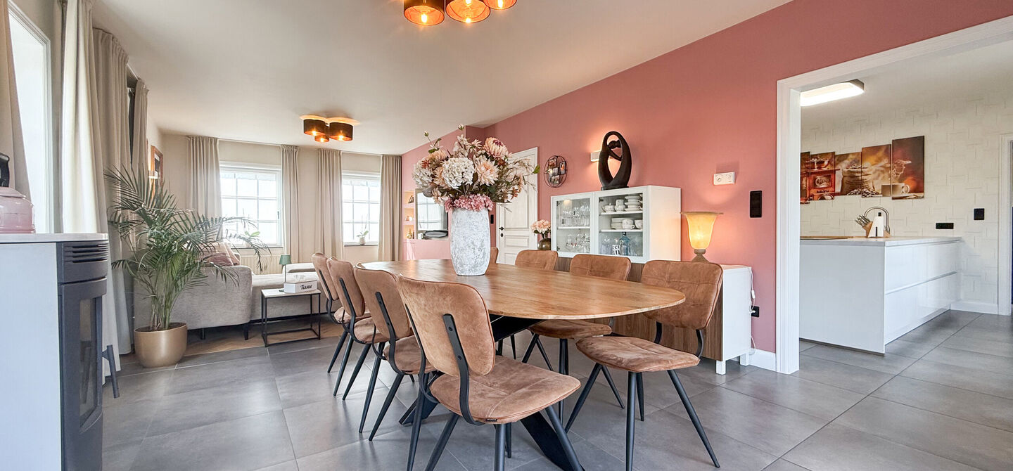 Opendeurdag op zondag 25 oktober van 10u tot 12u!
Iedereen welkom om vrijblijvend een kijkje te komen nemen. We verwelkomen jullie graag!
Deze ruime woning werd volledig opgefrist in 2025 en biedt een aangename combinatie van comfort, ruimte en function