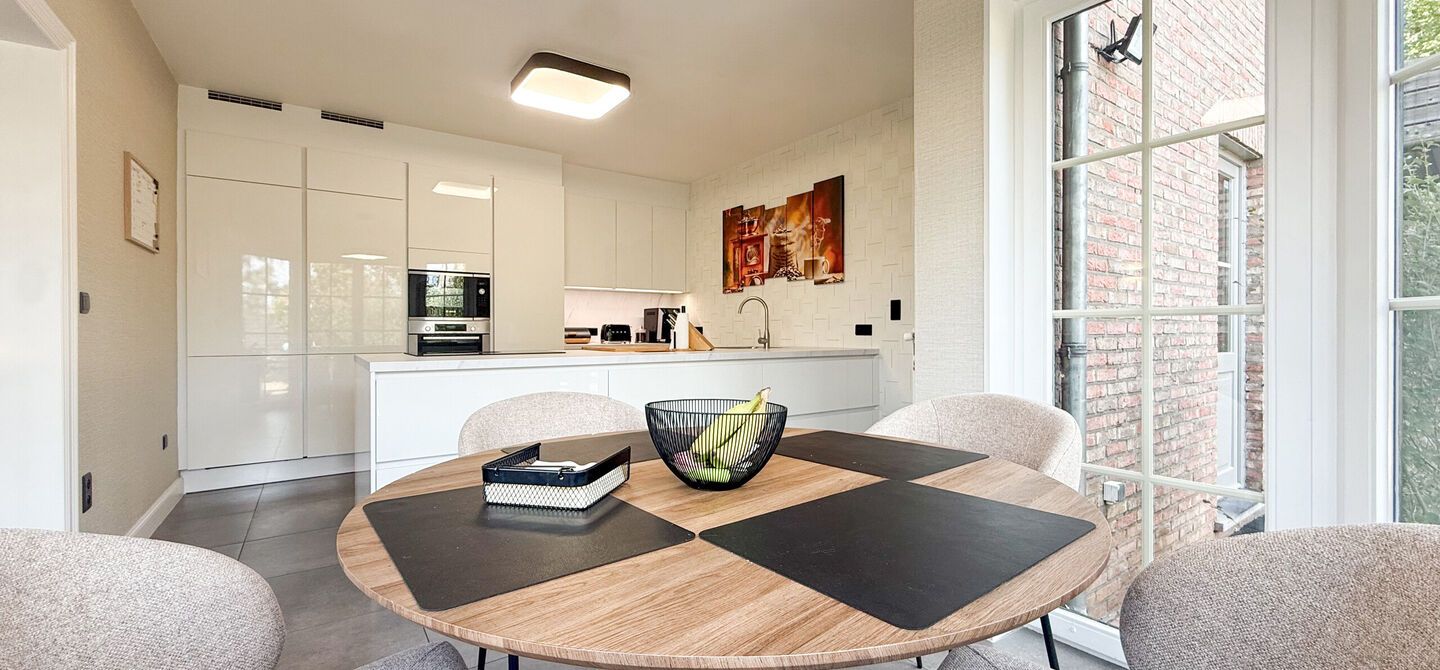 Opendeurdag op zondag 25 oktober van 10u tot 12u!
Iedereen welkom om vrijblijvend een kijkje te komen nemen. We verwelkomen jullie graag!
Deze ruime woning werd volledig opgefrist in 2025 en biedt een aangename combinatie van comfort, ruimte en function