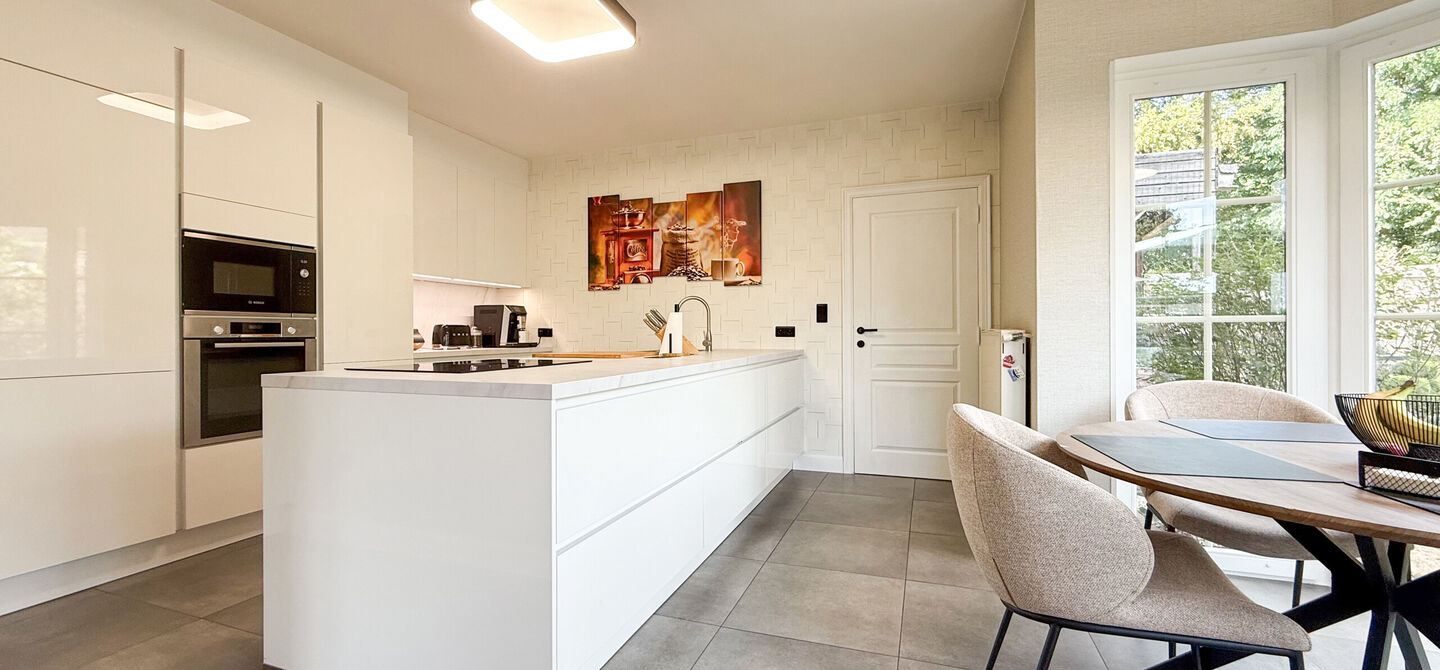 Opendeurdag op zondag 25 oktober van 10u tot 12u!
Iedereen welkom om vrijblijvend een kijkje te komen nemen. We verwelkomen jullie graag!
Deze ruime woning werd volledig opgefrist in 2025 en biedt een aangename combinatie van comfort, ruimte en function