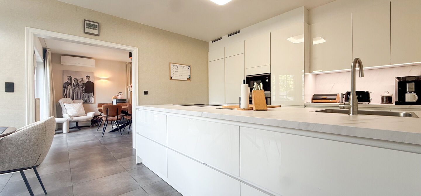 Opendeurdag op zondag 25 oktober van 10u tot 12u!
Iedereen welkom om vrijblijvend een kijkje te komen nemen. We verwelkomen jullie graag!
Deze ruime woning werd volledig opgefrist in 2025 en biedt een aangename combinatie van comfort, ruimte en function