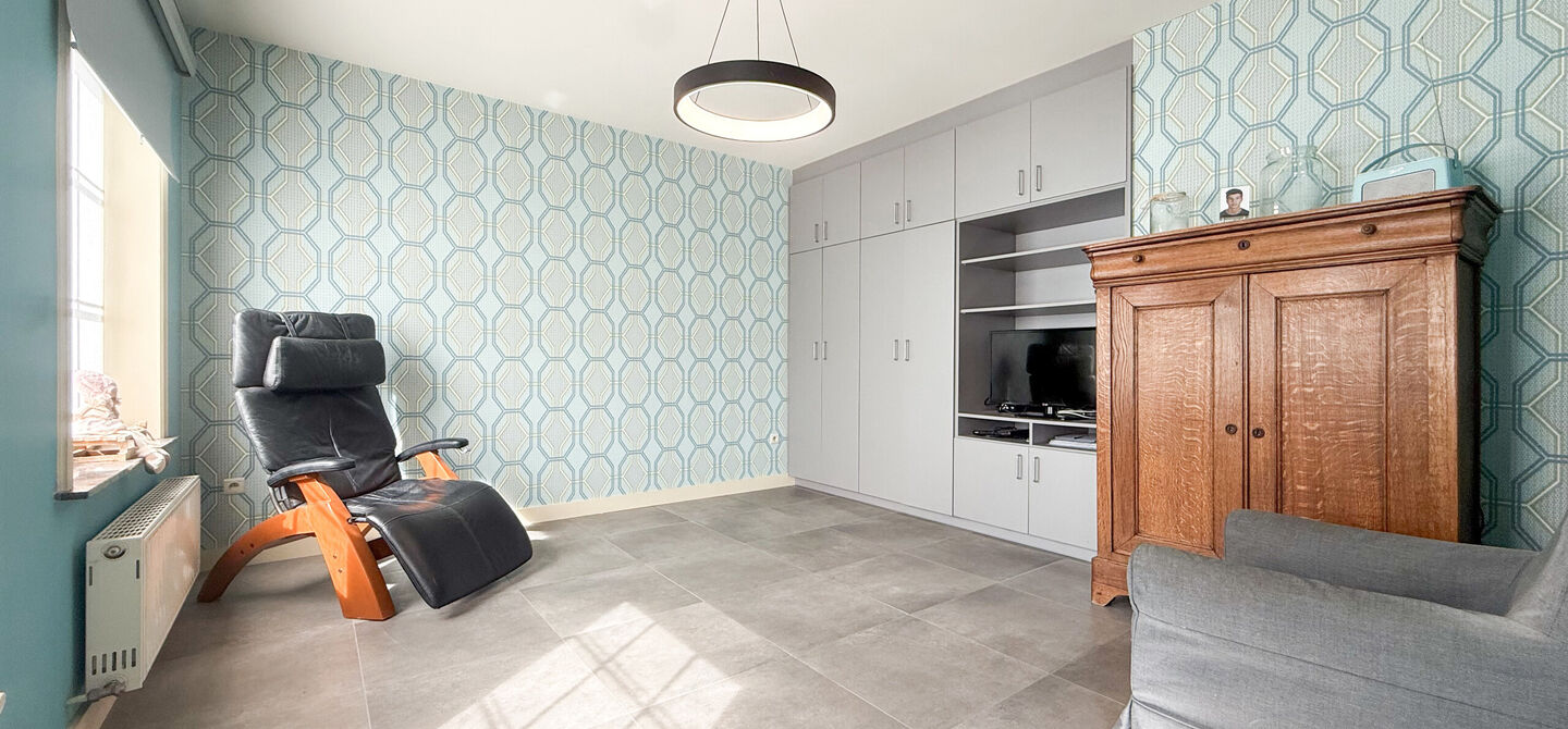 Opendeurdag op zondag 25 oktober van 10u tot 12u!
Iedereen welkom om vrijblijvend een kijkje te komen nemen. We verwelkomen jullie graag!
Deze ruime woning werd volledig opgefrist in 2025 en biedt een aangename combinatie van comfort, ruimte en function