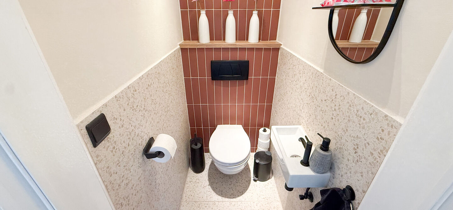 Opendeurdag op zondag 25 oktober van 10u tot 12u!
Iedereen welkom om vrijblijvend een kijkje te komen nemen. We verwelkomen jullie graag!
Deze ruime woning werd volledig opgefrist in 2025 en biedt een aangename combinatie van comfort, ruimte en function