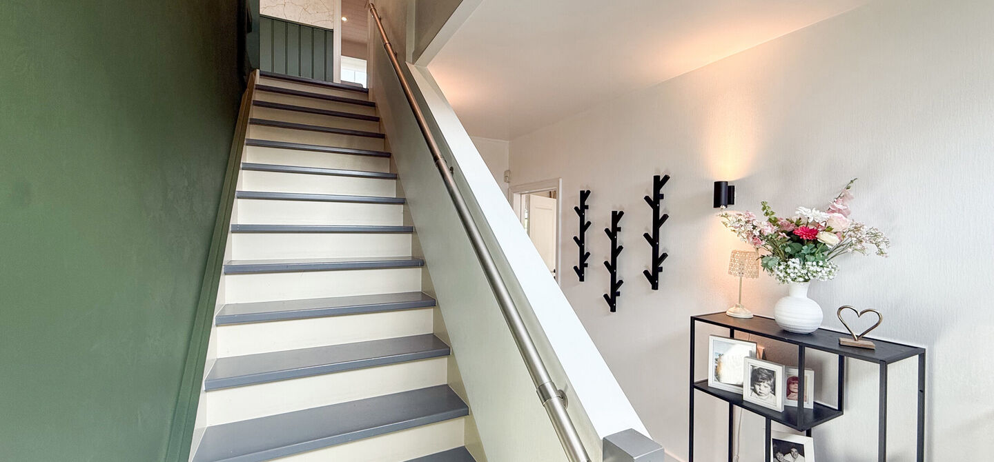 Opendeurdag op zondag 25 oktober van 10u tot 12u!
Iedereen welkom om vrijblijvend een kijkje te komen nemen. We verwelkomen jullie graag!
Deze ruime woning werd volledig opgefrist in 2025 en biedt een aangename combinatie van comfort, ruimte en function