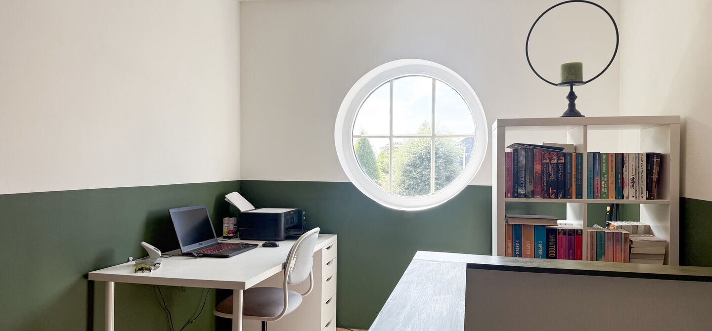 Opendeurdag op zondag 25 oktober van 10u tot 12u!
Iedereen welkom om vrijblijvend een kijkje te komen nemen. We verwelkomen jullie graag!
Deze ruime woning werd volledig opgefrist in 2025 en biedt een aangename combinatie van comfort, ruimte en function