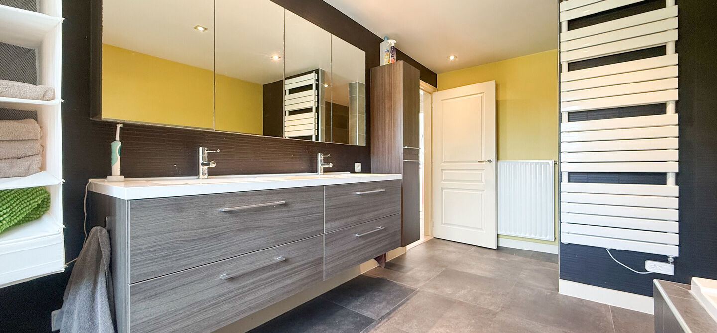 Opendeurdag op zondag 25 oktober van 10u tot 12u!
Iedereen welkom om vrijblijvend een kijkje te komen nemen. We verwelkomen jullie graag!
Deze ruime woning werd volledig opgefrist in 2025 en biedt een aangename combinatie van comfort, ruimte en function