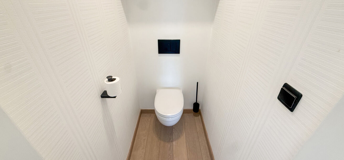 Opendeurdag op zondag 25 oktober van 10u tot 12u!
Iedereen welkom om vrijblijvend een kijkje te komen nemen. We verwelkomen jullie graag!
Deze ruime woning werd volledig opgefrist in 2025 en biedt een aangename combinatie van comfort, ruimte en function