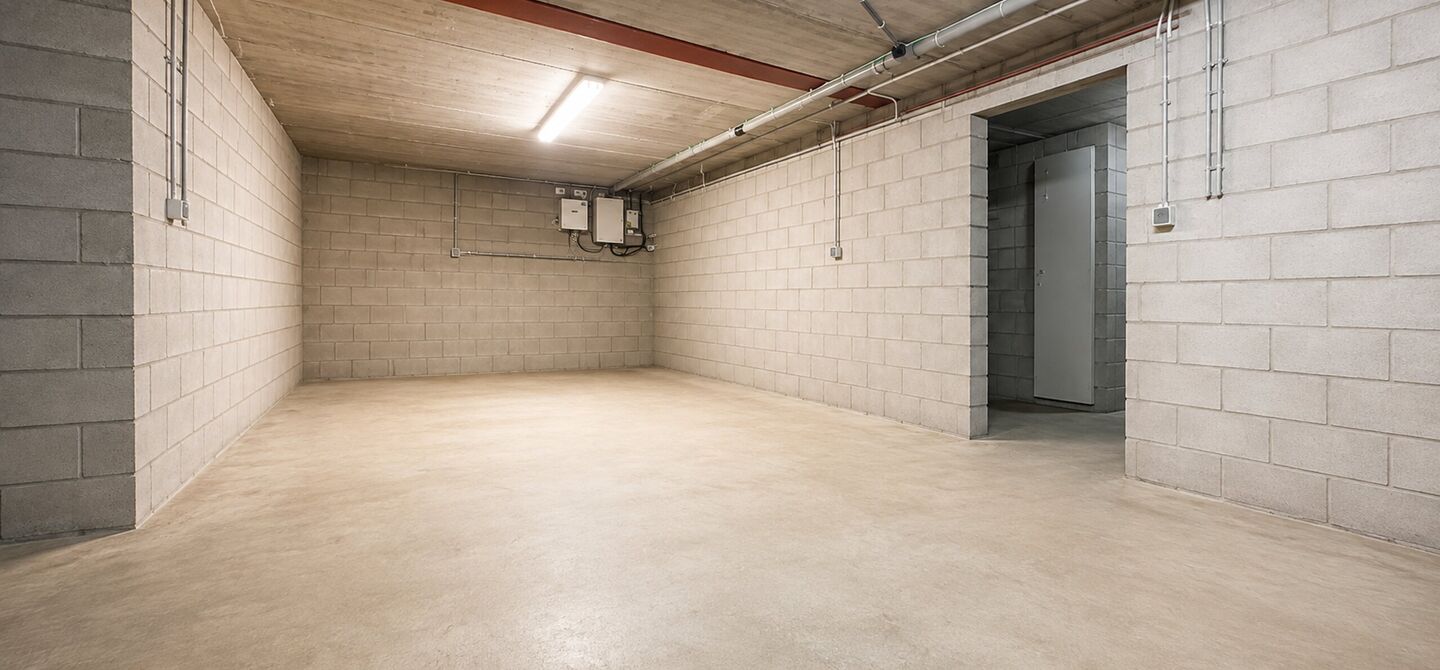 Opendeurdag op zondag 25 oktober van 10u tot 12u!
Iedereen welkom om vrijblijvend een kijkje te komen nemen. We verwelkomen jullie graag!
Deze ruime woning werd volledig opgefrist in 2025 en biedt een aangename combinatie van comfort, ruimte en function