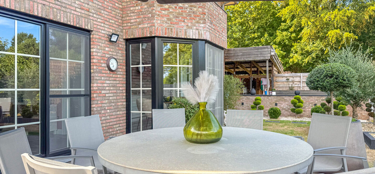 Opendeurdag op zondag 25 oktober van 10u tot 12u!
Iedereen welkom om vrijblijvend een kijkje te komen nemen. We verwelkomen jullie graag!
Deze ruime woning werd volledig opgefrist in 2025 en biedt een aangename combinatie van comfort, ruimte en function