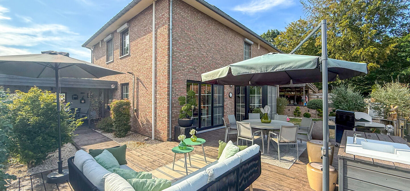 Opendeurdag op zondag 25 oktober van 10u tot 12u!
Iedereen welkom om vrijblijvend een kijkje te komen nemen. We verwelkomen jullie graag!
Deze ruime woning werd volledig opgefrist in 2025 en biedt een aangename combinatie van comfort, ruimte en function