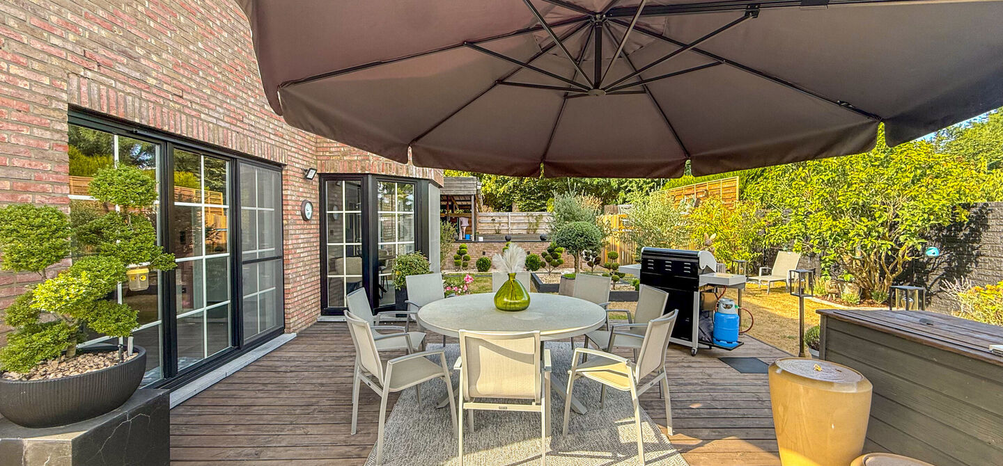 Opendeurdag op zondag 25 oktober van 10u tot 12u!
Iedereen welkom om vrijblijvend een kijkje te komen nemen. We verwelkomen jullie graag!
Deze ruime woning werd volledig opgefrist in 2025 en biedt een aangename combinatie van comfort, ruimte en function