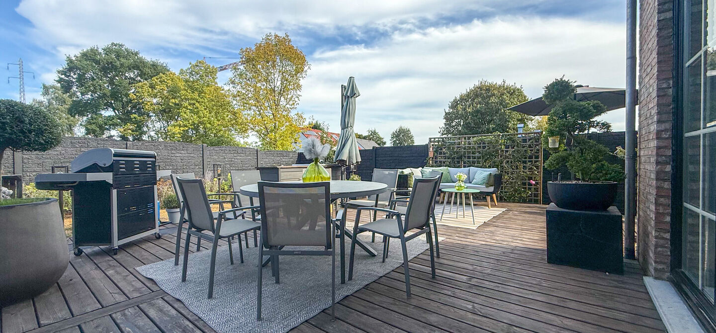 Opendeurdag op zondag 25 oktober van 10u tot 12u!
Iedereen welkom om vrijblijvend een kijkje te komen nemen. We verwelkomen jullie graag!
Deze ruime woning werd volledig opgefrist in 2025 en biedt een aangename combinatie van comfort, ruimte en function