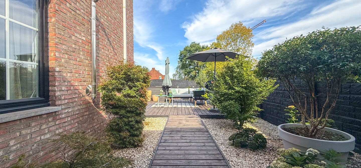 Opendeurdag op zondag 25 oktober van 10u tot 12u!
Iedereen welkom om vrijblijvend een kijkje te komen nemen. We verwelkomen jullie graag!
Deze ruime woning werd volledig opgefrist in 2025 en biedt een aangename combinatie van comfort, ruimte en function