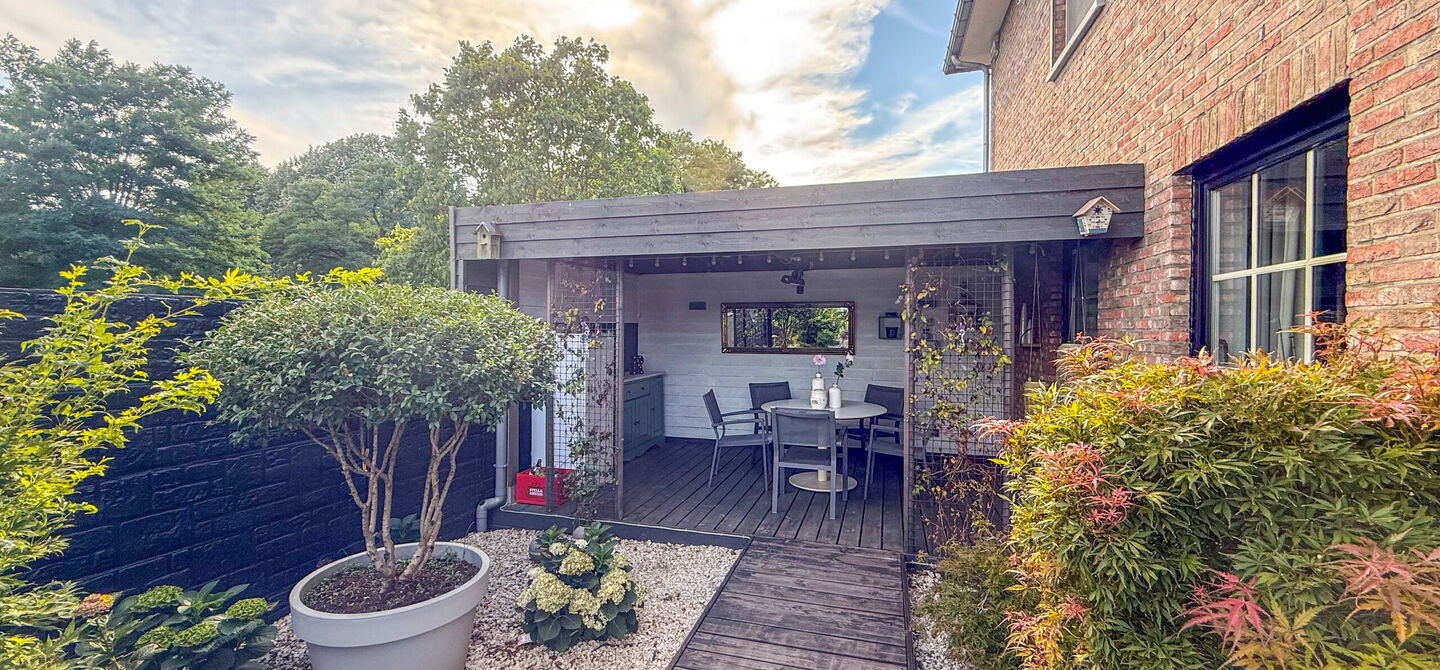 Opendeurdag op zondag 25 oktober van 10u tot 12u!
Iedereen welkom om vrijblijvend een kijkje te komen nemen. We verwelkomen jullie graag!
Deze ruime woning werd volledig opgefrist in 2025 en biedt een aangename combinatie van comfort, ruimte en function