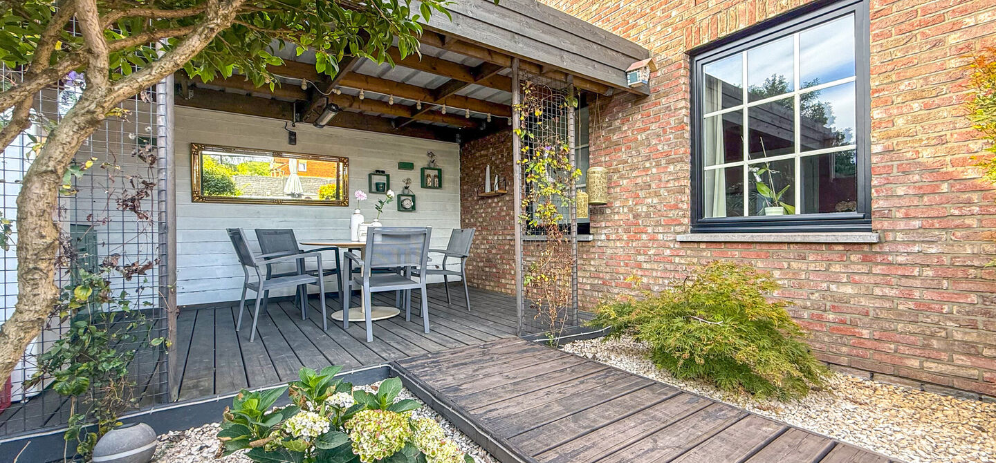 Opendeurdag op zondag 25 oktober van 10u tot 12u!
Iedereen welkom om vrijblijvend een kijkje te komen nemen. We verwelkomen jullie graag!
Deze ruime woning werd volledig opgefrist in 2025 en biedt een aangename combinatie van comfort, ruimte en function