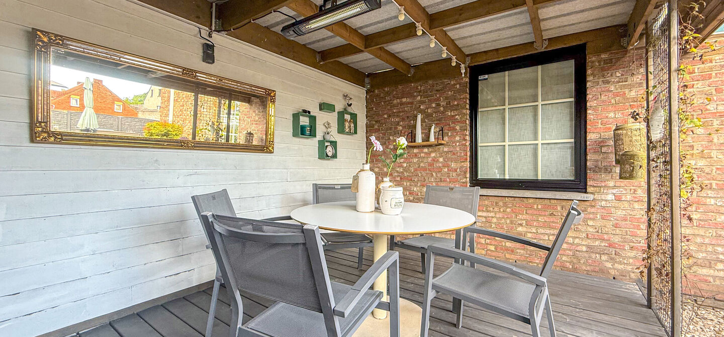 Opendeurdag op zondag 25 oktober van 10u tot 12u!
Iedereen welkom om vrijblijvend een kijkje te komen nemen. We verwelkomen jullie graag!
Deze ruime woning werd volledig opgefrist in 2025 en biedt een aangename combinatie van comfort, ruimte en function