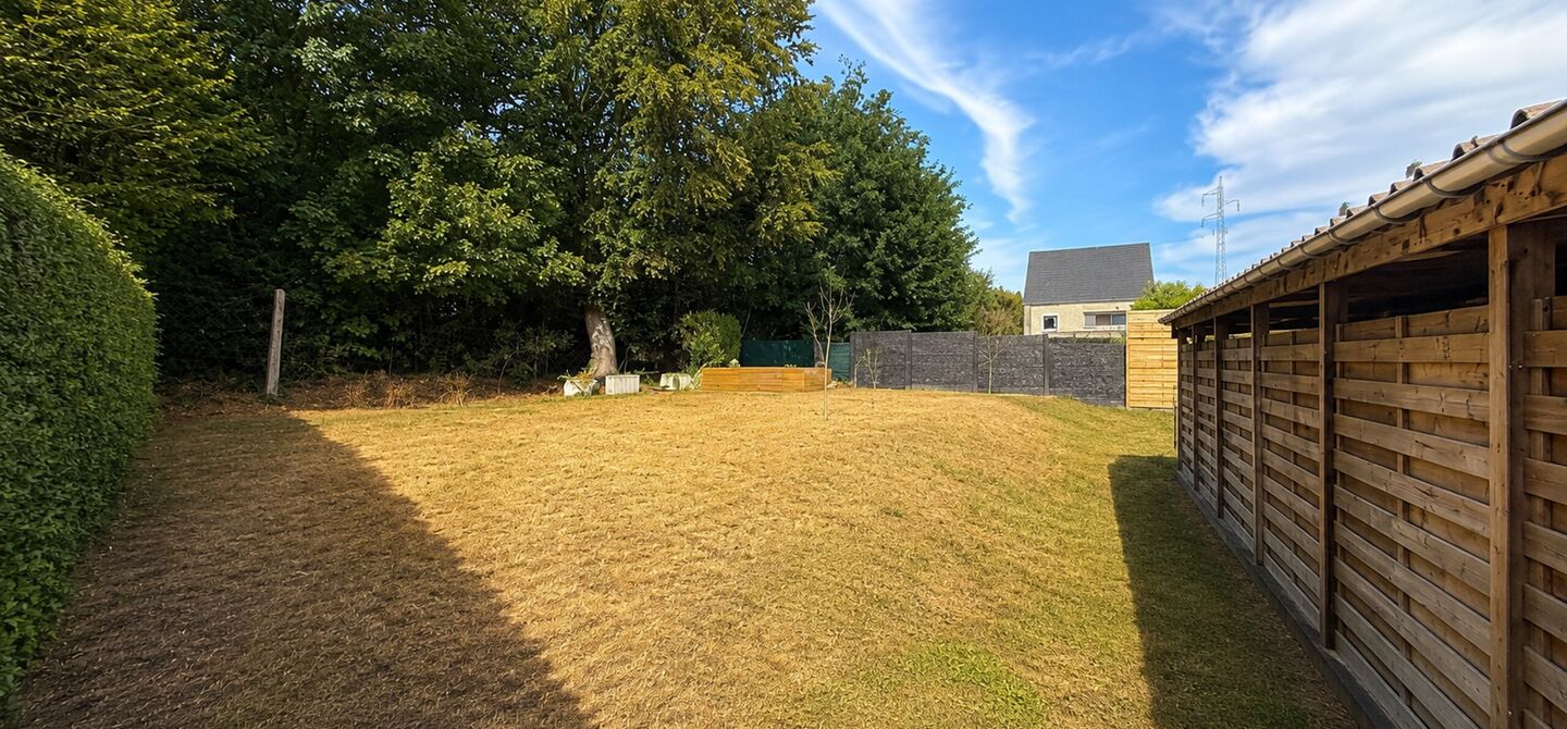Opendeurdag op zondag 25 oktober van 10u tot 12u!
Iedereen welkom om vrijblijvend een kijkje te komen nemen. We verwelkomen jullie graag!
Deze ruime woning werd volledig opgefrist in 2025 en biedt een aangename combinatie van comfort, ruimte en function